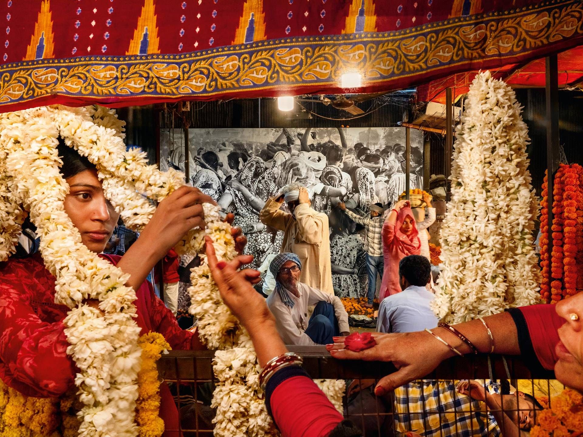 Flower market di Raghu Rai con Avani Rai