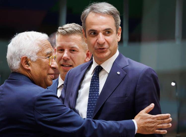Il presidente Antonio Costa con il primo ministro ungherese Peter Magyar (in mezzo) e con il greco Kyriakos Mitsotakis
 - Fotogramma/Ipa