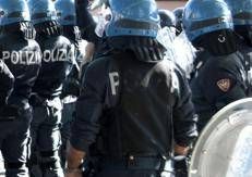 Polizia in tenuta antisommossa  - (Ipa)