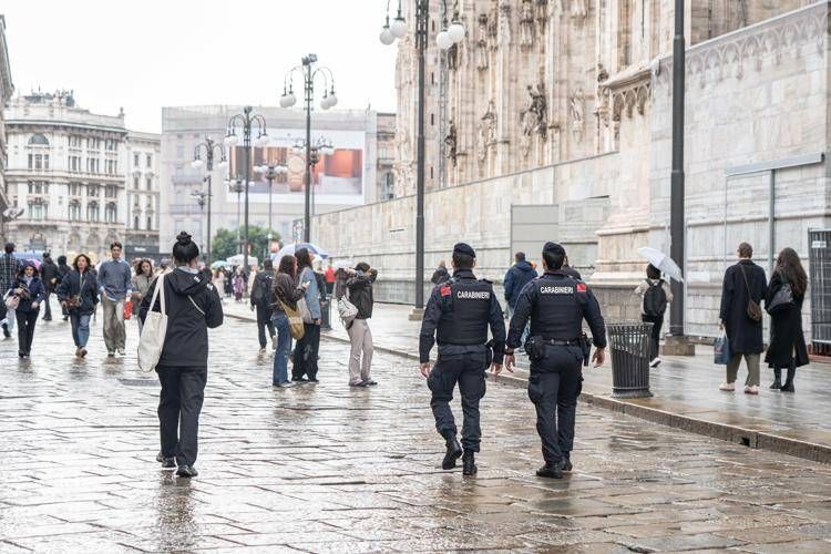 Carabinieri a Milano - (Ipa)