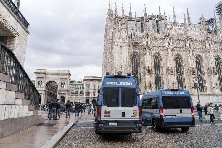 Polizia in piazza del Duomo a Milano - (Ipa)