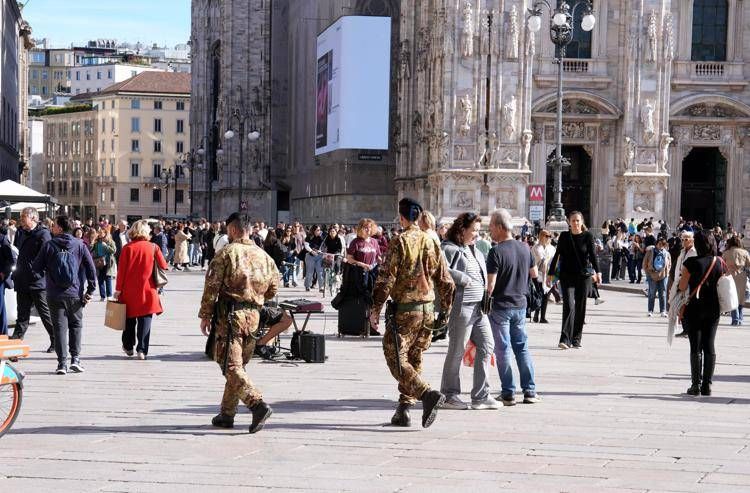 Militari in piazza Duomo a Milano - (Ipa)