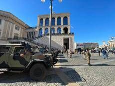 La Folgore in piazza Duomo a Milano - (AdnKronos)