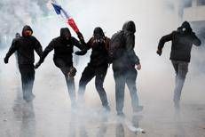 Francia, scontri a Parigi: impiegati gas lacrimogeni e idranti. Tensione a Tolosa. Sciolto corteo a Lione, 135 persone già fermate