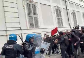 Torino, tensioni e scontri al corteo: lancio di oggetti e cariche della polizia