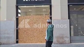 Bari, negozi del centro blindano le vetrine nel giorno delle proteste - Video
