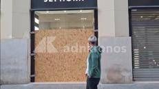 Bari, negozi del centro blindano le vetrine nel giorno delle proteste - Video