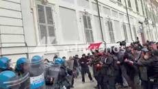 Cortei a Torino, manifestanti cercano di forzare il blocco: le cariche della polizia - Video