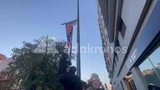 Corteo Milano, manifestanti si arrampicano per strappare cartello della Lega - Video