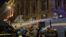 Scontri a Roma, lancio di bottiglie e idranti in azione vicino stazione Termini - Video