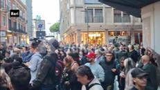 Da Milano a Bari e Roma, tra cori e bandiere le manifestazioni in tutta Italia - Video