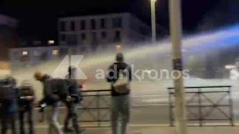 Violenti scontri a Torino: manifestanti lanciano bottiglie e pietre, polizia usa lacrimogeni e idranti - Video