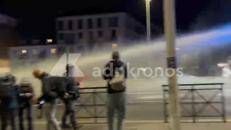 Violenti scontri a Torino: manifestanti lanciano bottiglie e pietre, polizia usa lacrimogeni e idranti - Video