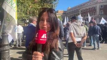 Caro carburante, a Roma protesta di taxi e Ncc sotto il ministero dei Trasporti - Videonews