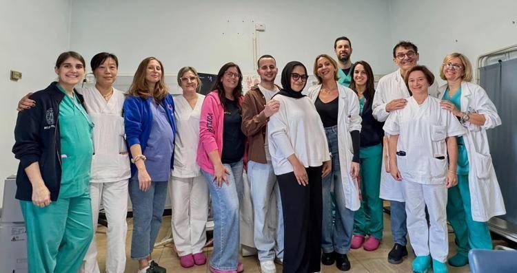 La mamma insieme allo staff Uoc Ginecologia e Ostetricia diretta dalla dott.ssa Paola Veronese - Aou Padova