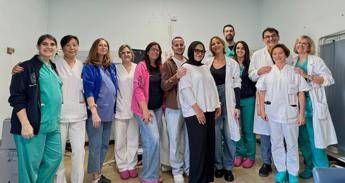 La mamma insieme allo staff Uoc Ginecologia e Ostetricia diretta dalla dott.ssa Paola Veronese - Aou Padova