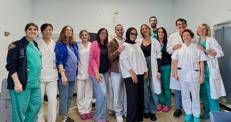 La mamma insieme allo staff Uoc Ginecologia e Ostetricia diretta dalla dott.ssa Paola Veronese - Aou Padova