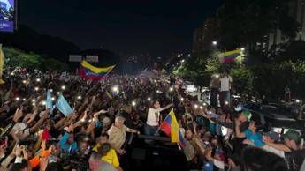Machado torna in Venezuela dopo un anno di esilio, ad accoglierla una folla oceanica - Video