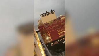 Paura in Germania, nave da crociera si scontra con portacontainer - Video