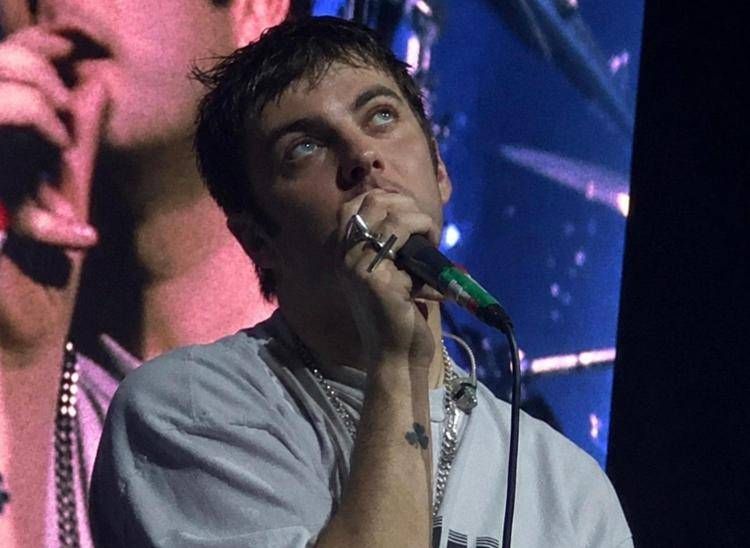 Grian Chatten dei Fontaines D.C. sul palco di Bologna
