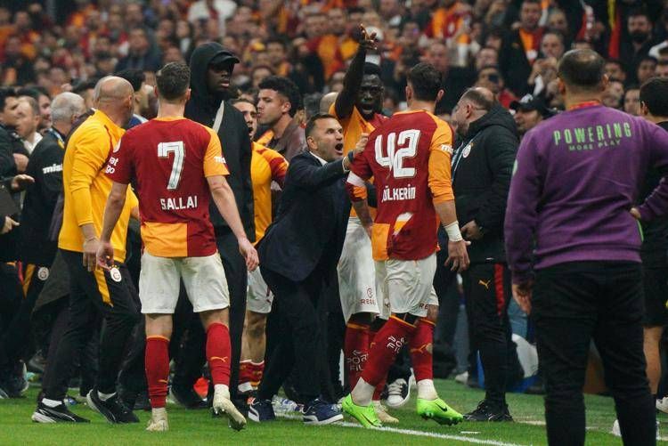 La rissa al termine del derby di Istanbul  - Ipa 