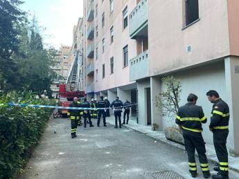 Anziana morta nel rogo a Milano: portato in ospedale l'inquilino sospettato dell'incendio