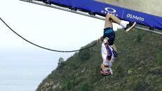 Con 600 monkey bar attraversa un ponte a 200 metri d'altezza: l'impresa di van Tonder - Video