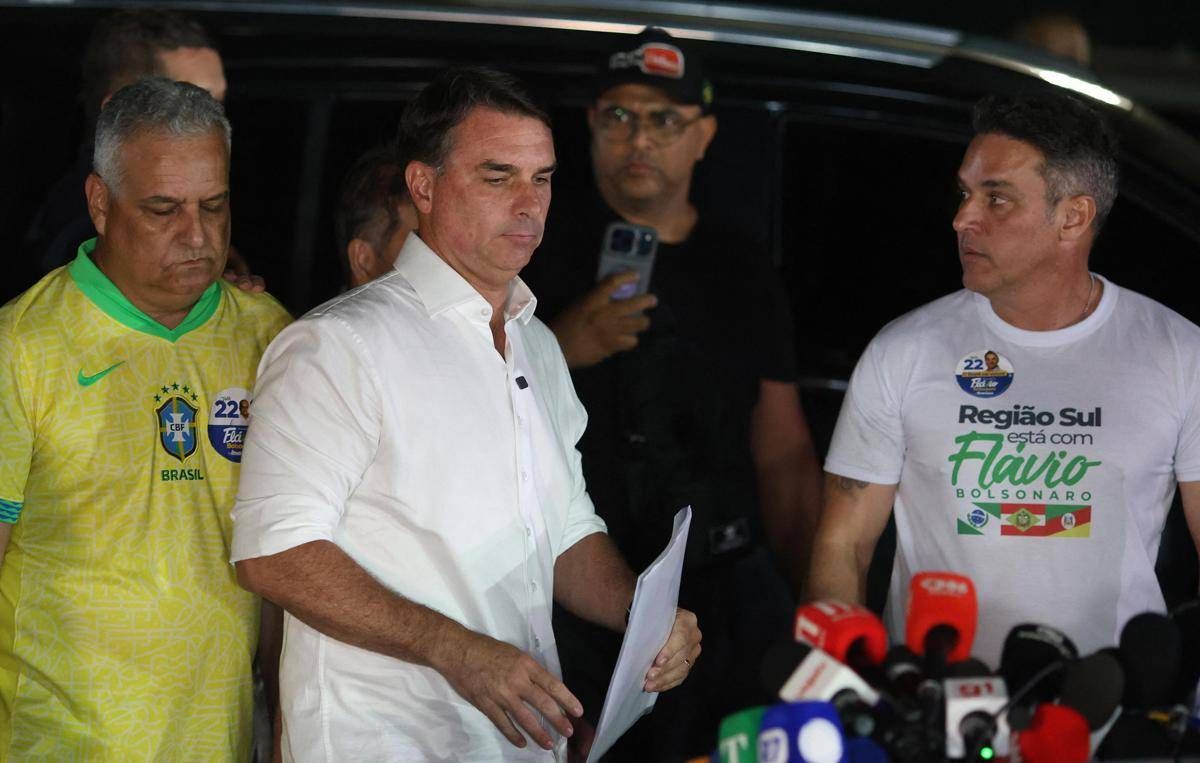 Flavio Bolsonaro, nuove versioni sulla fuga: dagli Usa all’Ecuador