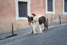 L'artista Marina Abramovic a spasso per Roma con l'asino Paltò