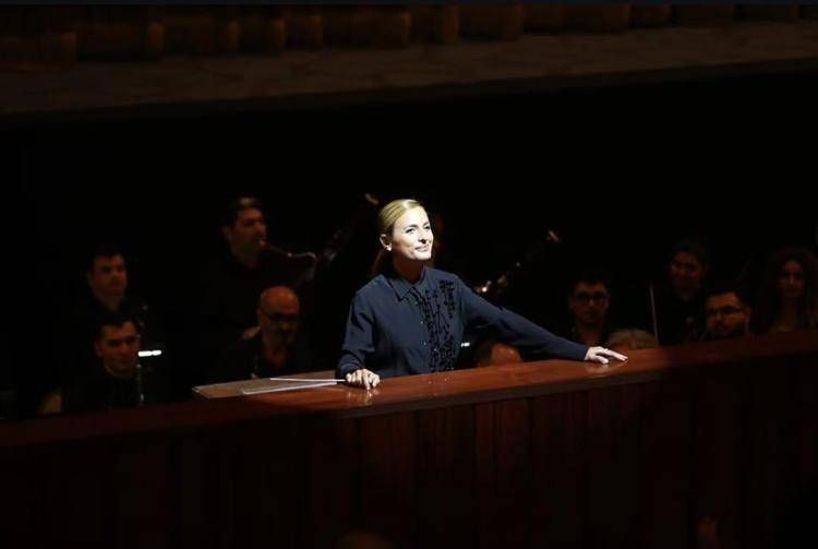(Beatrice Venezi nel Teatro di Baku)