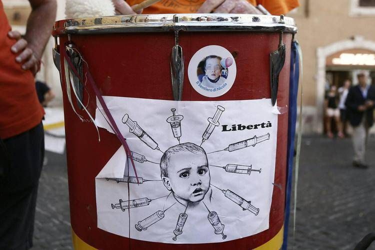 Manifestazione no vax (Antonia Cesareo, ROMA - 2017-07-28)  - FOTOGRAMMA