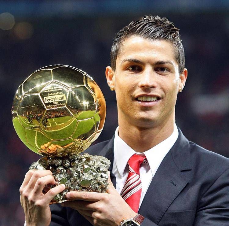 Cristiano Ronaldo con il Pallone d'Oro del 2008 - Ipa