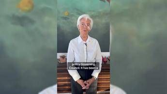 Christine Lagarde lascia la Bce, l'annuncio con due cerotti sul viso - Video