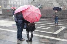 Persone sotto pioggia e neve - FOTOGRAMMA