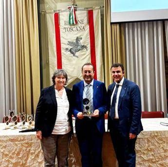 (La cerimonia di consegna del premio - uffcio stampa Consorzio del Vino Nobile di Montepulciano)