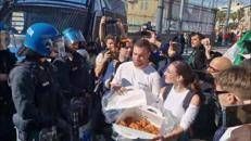 Cortei Napoli, manifestanti offrono cornetti e sfogliatelle ai poliziotti: 