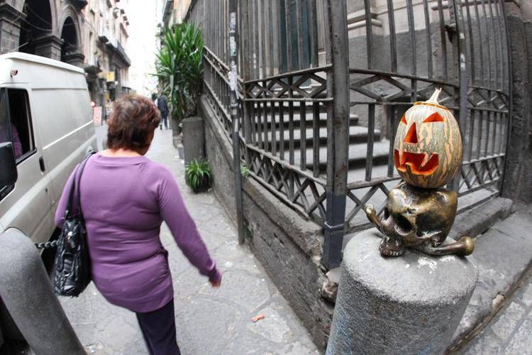 Zucca di Halloween davanti a una chiesa a Napoli - Ipa