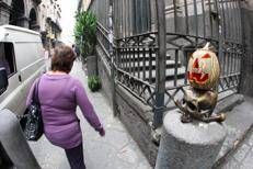 Zucca di Halloween davanti a una chiesa a Napoli - Ipa