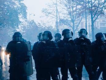 Francia, nuova giornata di proteste: "320mila manifestanti in tutto il Paese". Scontri a Parigi, Lione, Marsiglia e Tolosa
