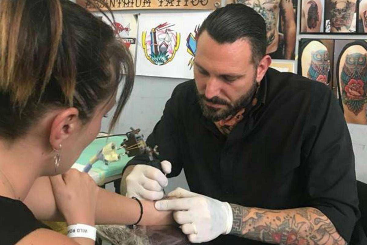 Chi E Massimo Il Tatuatore Di Forza Nuova Aggredito