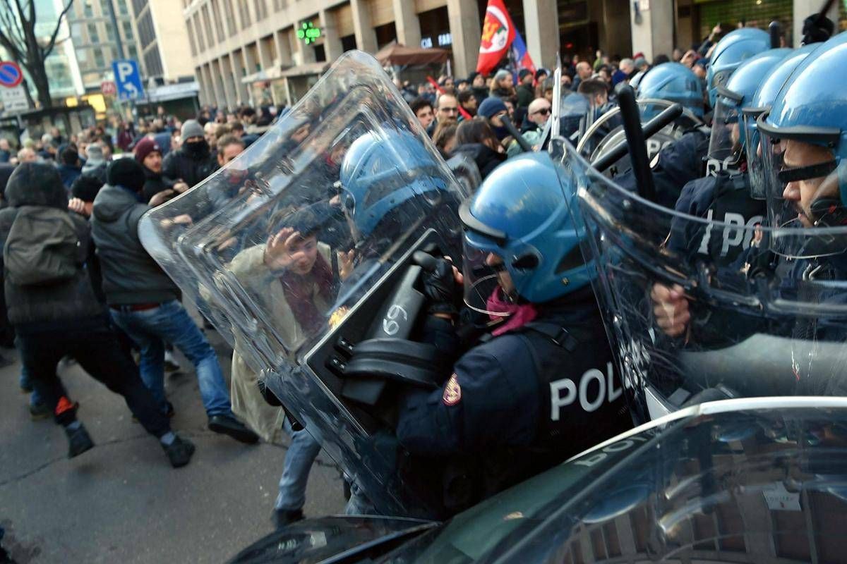 Milano Scontri E Cariche Al Corteo Antifascista