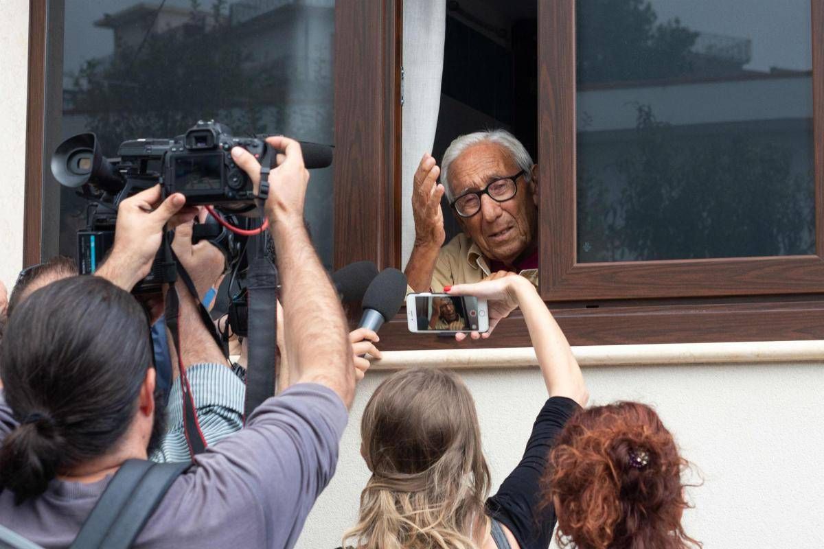 Mimmo Lucano, il padre malato e il divieto di tornare a Riace
