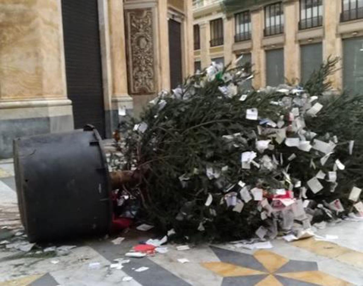 Albero Di Natale A Napoli.Napoli Vandali Abbattono Albero Di Natale In Galleria