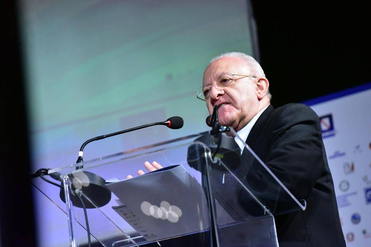 Coronavirus De Luca Feste Di Laurea Mandiamo I Lanciafiamme