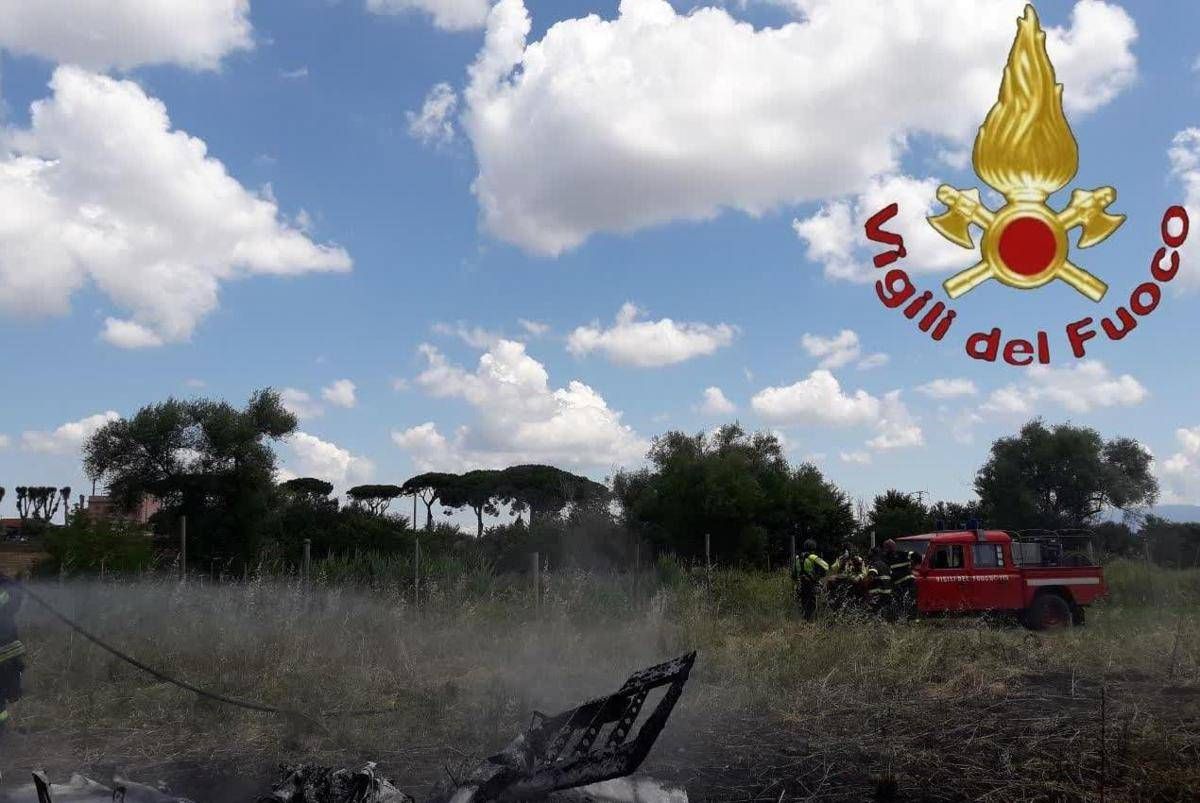 Roma Ultraleggero Cade E Prende Fuoco Morti 2 Giovani Nuotatori