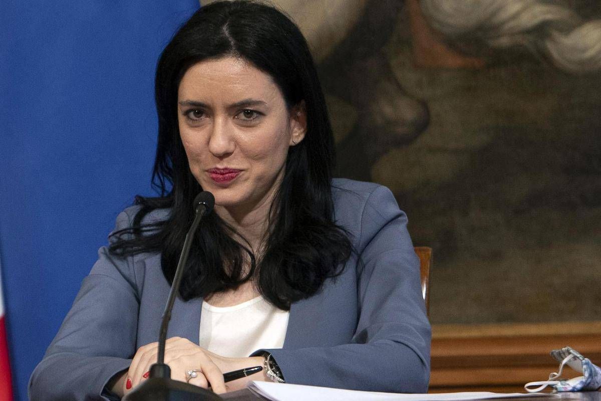 Azzolina: "Supplenti non laureati è possibilità per giovani"