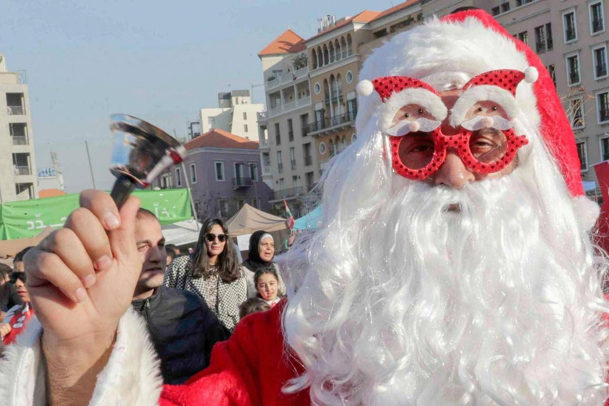 Babbo Natale Rapina Banca Poi Regala Soldi A Passanti
