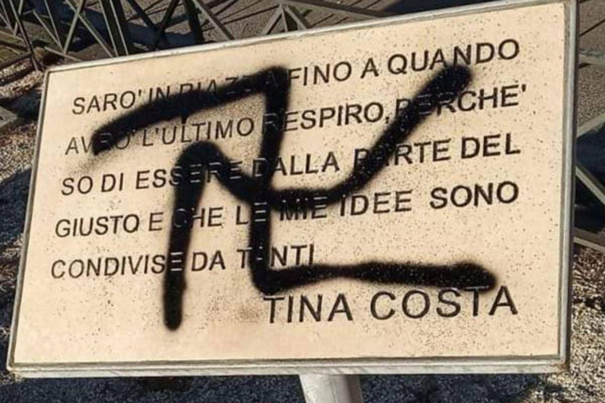 Roma Svastica Sulla Targa Dedicata A Partigiana Tina Costa