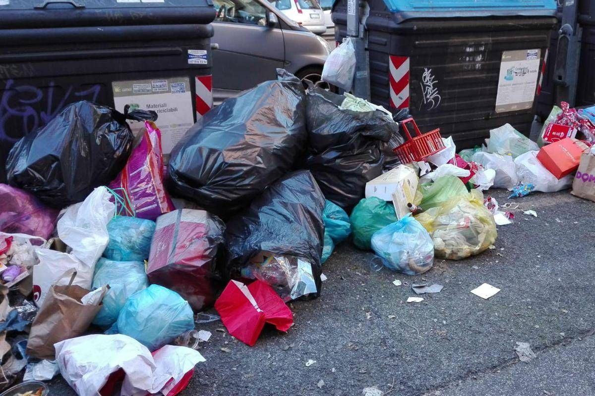 Rifiuti A Roma La Tassa Costa 378 Euro A Famiglia