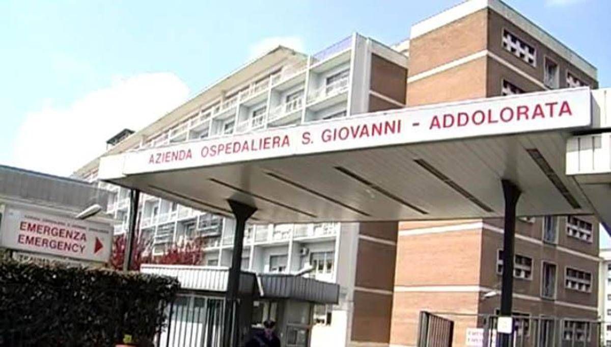 Roma, panico all'ospedale San Giovanni caccia a un uomo armato Roma, panico all'ospedale San Giovanni caccia a un uomo armato